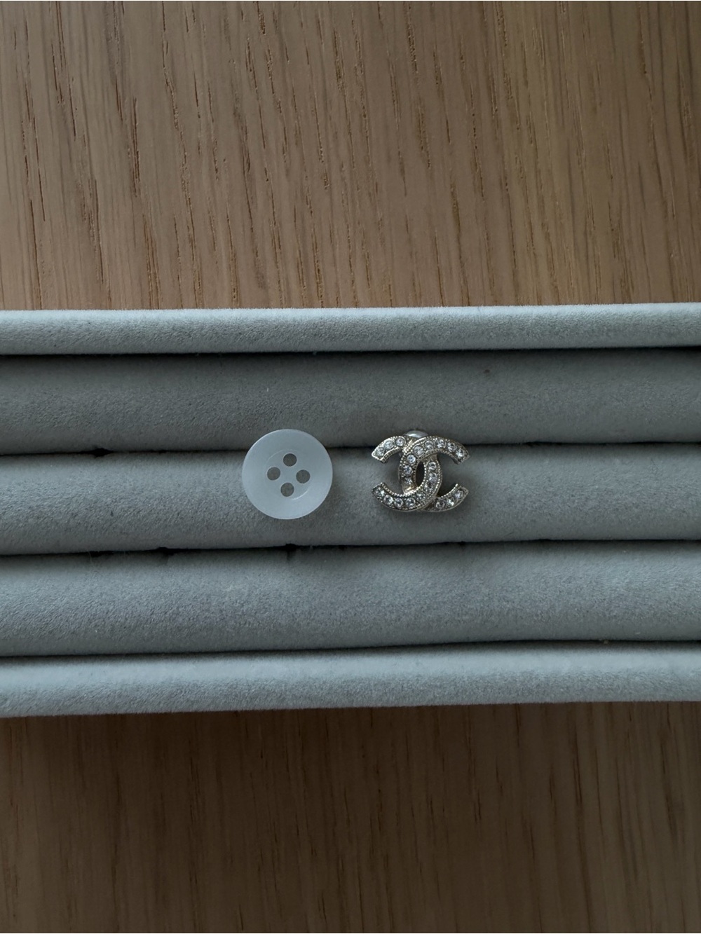 CHANEL CC Logo Earrings - Picture 4 of 4